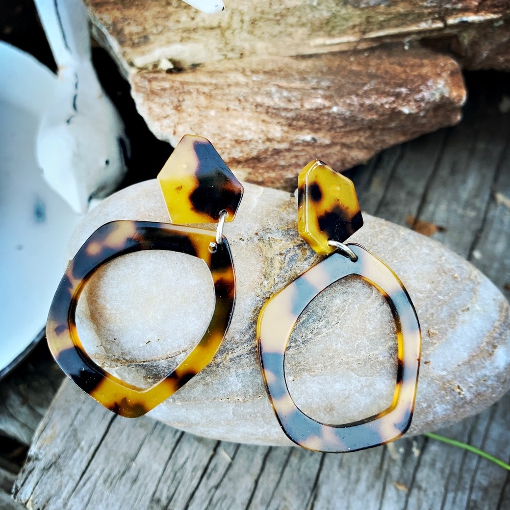 Resin Tortoise Shaped Hoops, posts.